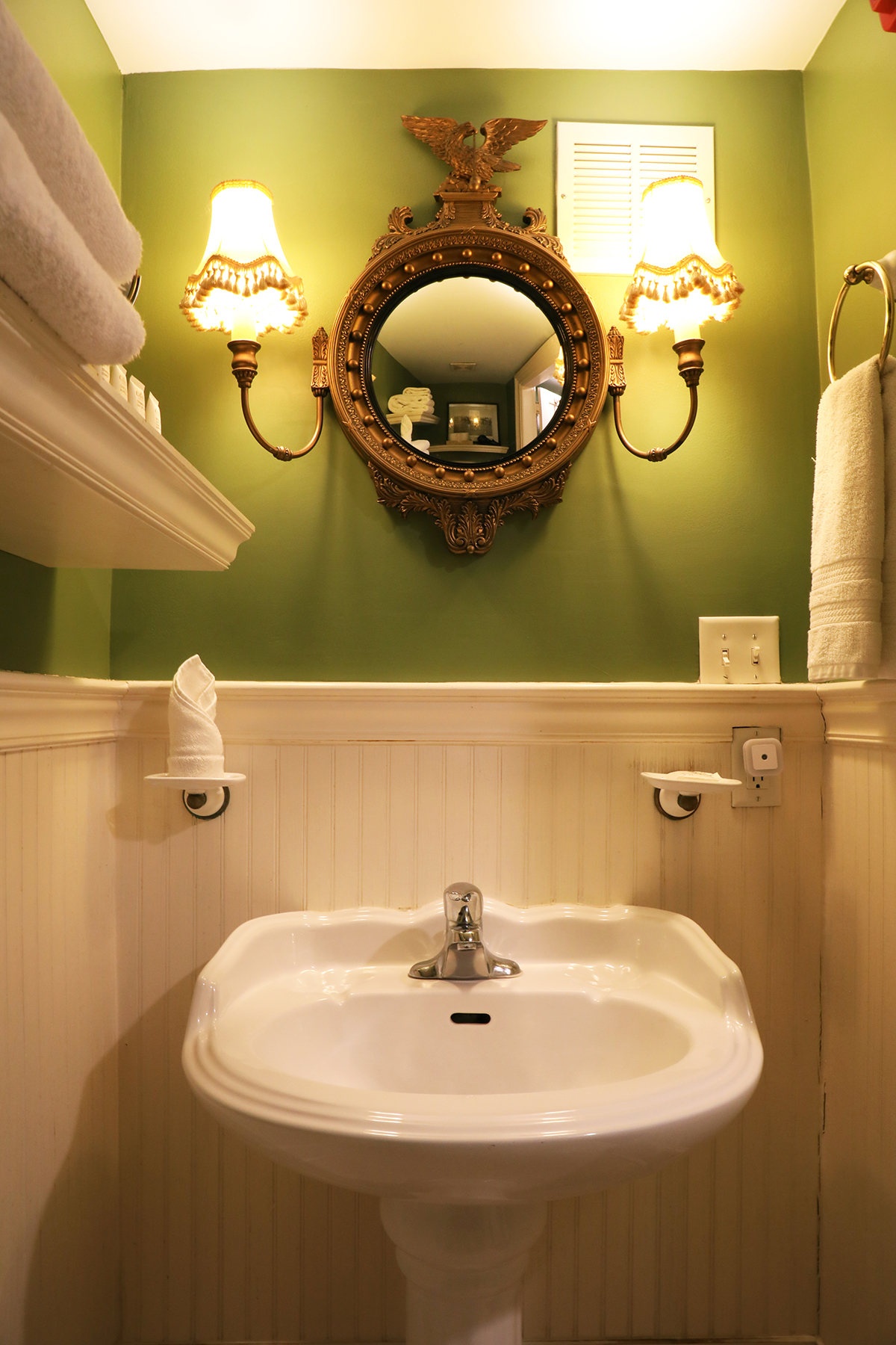 Justine Inn bed and breakfast in Savannah GA - Magnolia Room, bathroom